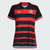 Camiseta de futebol do Flamengo feminina, predominantemente preta com listras vermelhas, com o logo da equipe e da Adidas.