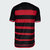 Camiseta de futebol com listras horizontais em vermelho e preto, vista de trás.