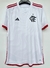 Camisa de futebol branca do Flamengo com detalhes em vermelho e logo da Adidas.