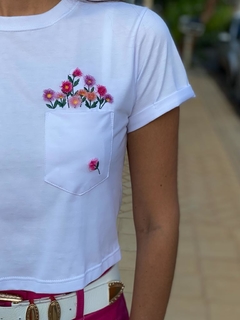 Camiseta Cropped Flor Bolso - comprar online