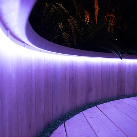 Philips Hue White & Color Ambiance Outdoor Smart LightStrip l Fita de Led Outdoor 2 mts l 2ª Geração l Fluxo Luminoso 850 lumen l Compatível com a Alexa, Apple Homekit & Google Assistant | Requer Hue Bridge na internet