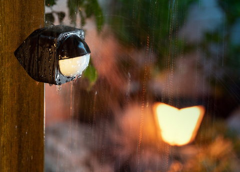 Philips Hue Discover Outdoor Floodlight + Hue Dusk-to-Dawn Sensor de Movimento Outdoor l Luminária de Parede l Projetor de Segurança l Poderoso Fluxo Luminoso 2.300 lumen l LED Integrado l Compatível com a Alexa, Apple Homekit & Google Assistant | Requer Hue Bridge - comprar online