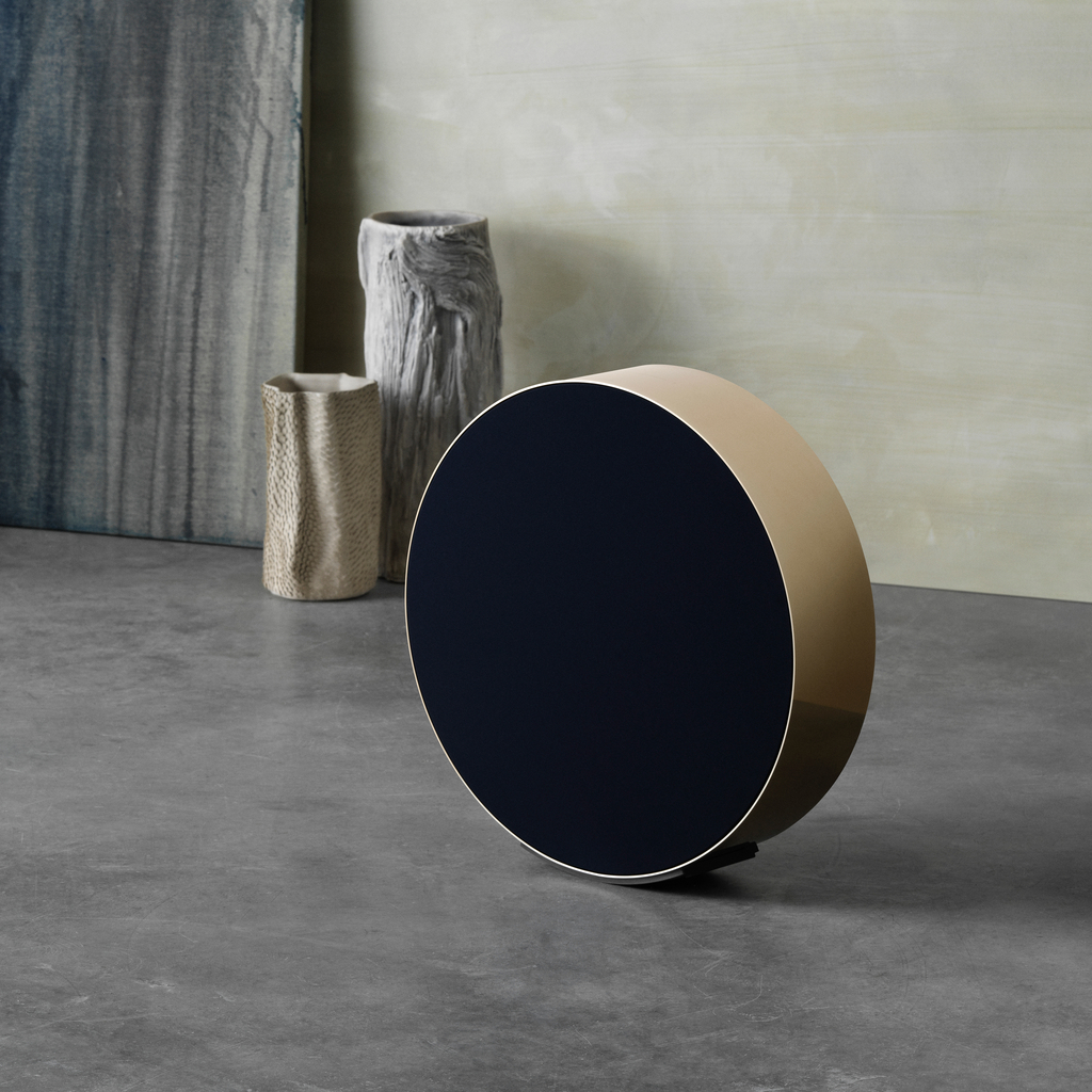 Bang & Olufsen Beosound Edge l Cor Natural l Wireless Multiroom Speaker l Auto Falante Compacto True 360º l Desafia a Gravidade l 1ª Porta de Graves Ativa do Mundo l Incríveis 800W l Controle de Som Direcional l WiFi & Bluetooth l Chromecast & Google Assistant Integrados l Compatível com Apple 2 & Spotify Connect l Recomendado para áreas de 20m² até 120m² - loja online