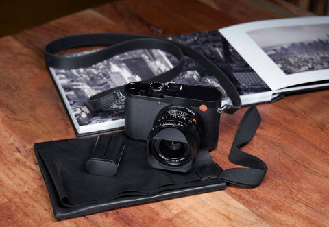 Imagen de Leica Q2 Digital Camera Traveler Kit