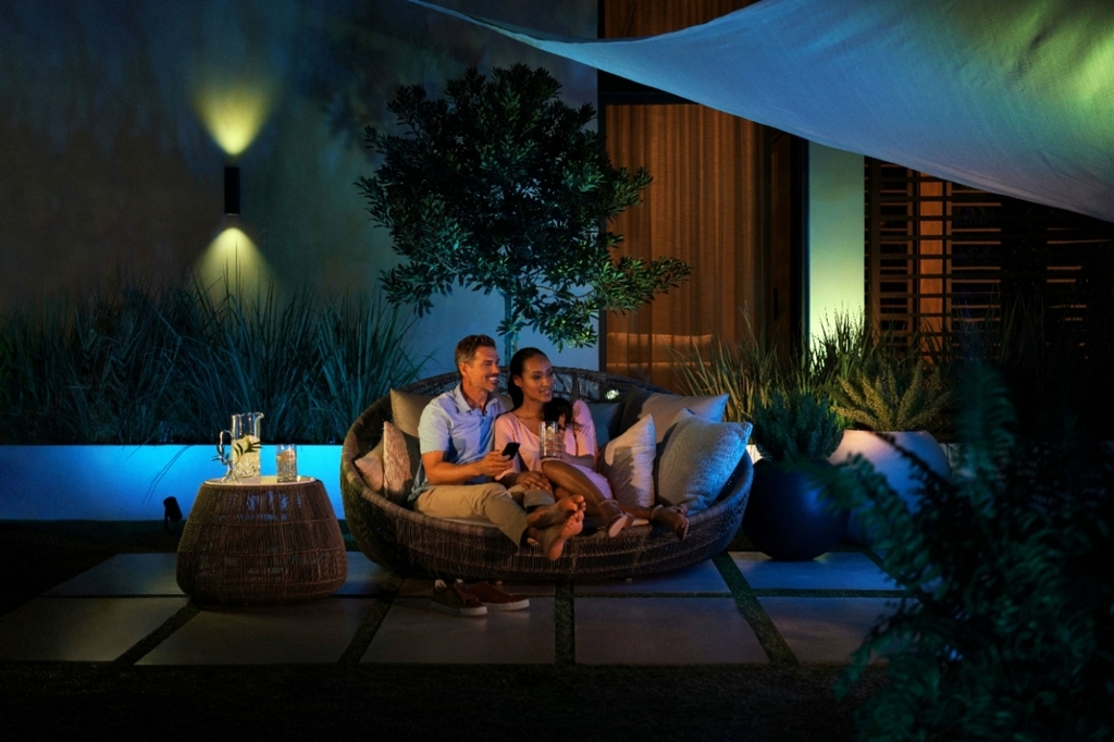 Philips Hue White & Color Ambiance Appear Outdoor Wall | + Philips Hue Dusk-to-Dawn Sensor de Movimento | Luminária Arandela de Parede | Compatível com Alexa, Apple Homekit & Google Assistant | Requer Hue Bridge | Kit2 - loja online