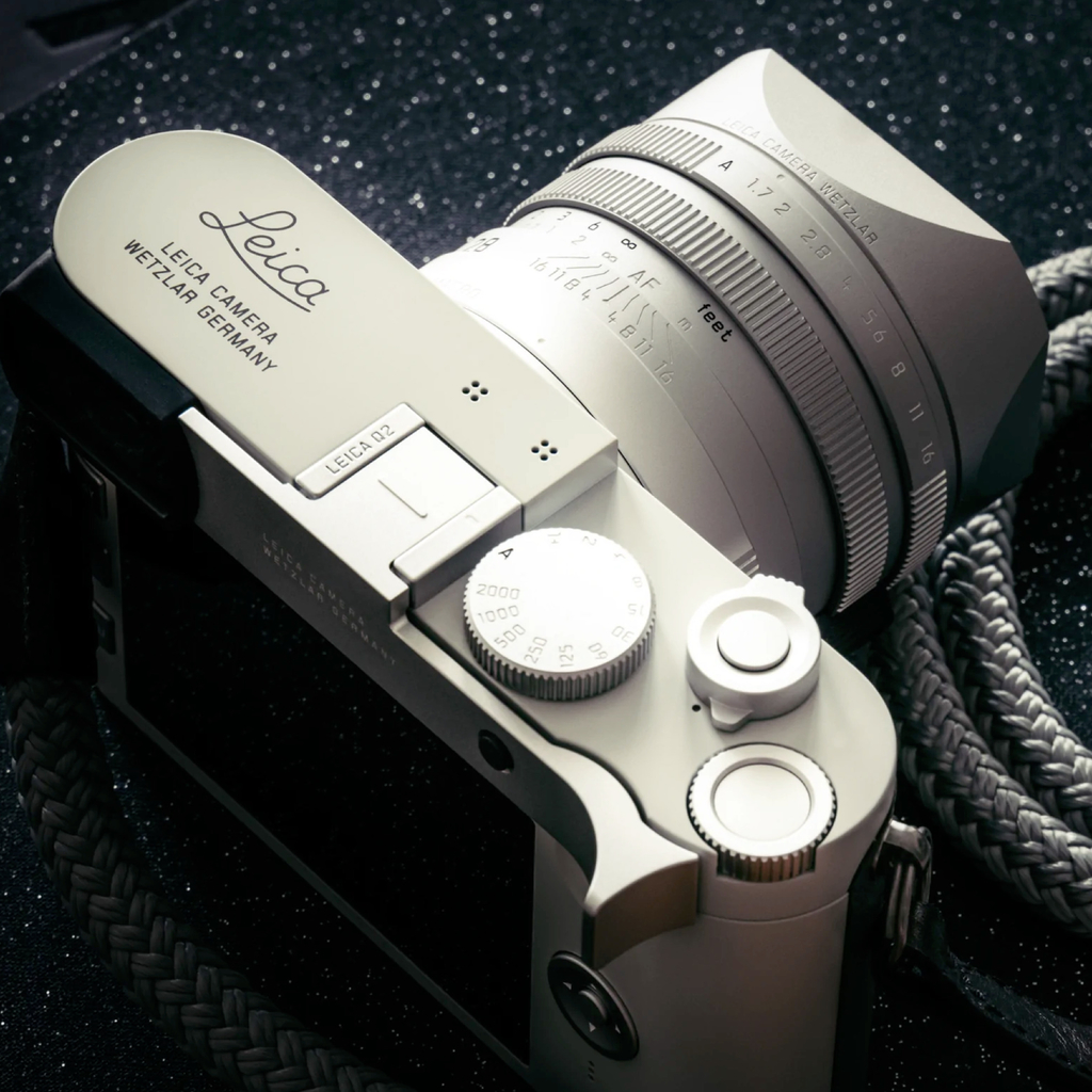 Leica Q2 "Ghost" by Hodinkee Digital Camera l High-end Camera l Summilux 28mm f/1.7 ASPH. Lens l 47.3MP Full-Frame CMOS Sensor l 3.68MP OLED Electronic Viewfinder l Edição limitada de 2.000 unidades on internet