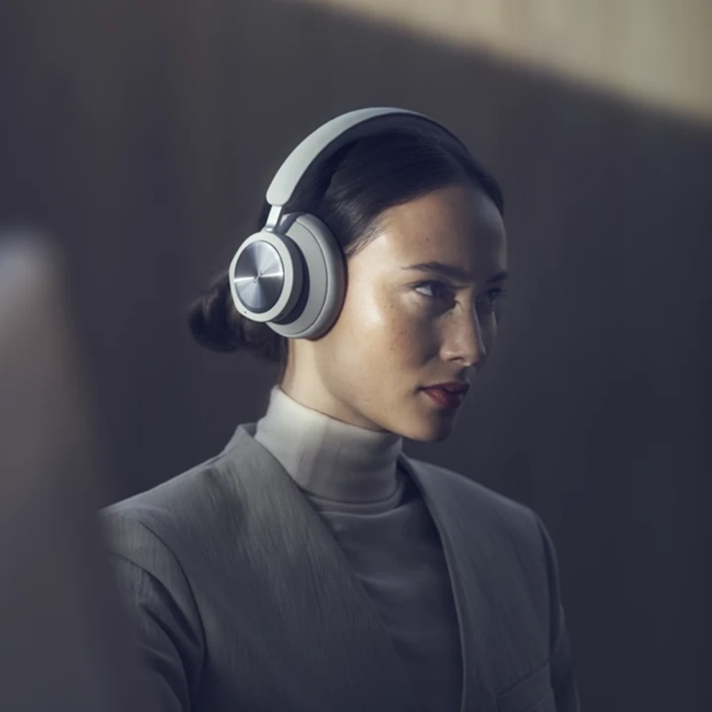 Imagem do Bang & Olufsen Beoplay Portal l Versão para PC, Playstation, Nintendo Switch e Mobile l Elite Gaming Headset l Over-Ear Wireless Headphones l Virtual Surround 3D Sound l Dolby Atmos e ANC Avançados e Ajustados para games l Virtual Boom Arm l Bateria de até 42 horas l Escolha sua Cor