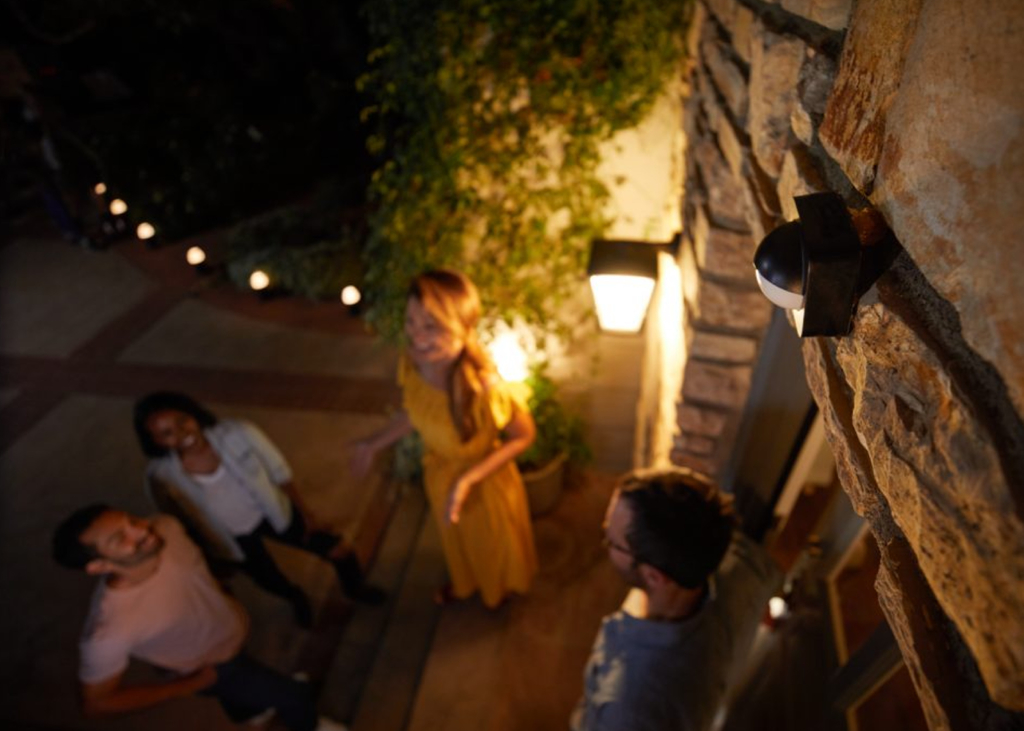 Imagem do Philips Hue Discover Outdoor Floodlight + Hue Dusk-to-Dawn Sensor de Movimento Outdoor l Luminária de Parede l Projetor de Segurança l Poderoso Fluxo Luminoso 2.300 lumen l LED Integrado l Compatível com a Alexa, Apple Homekit & Google Assistant | Requer Hue Bridge