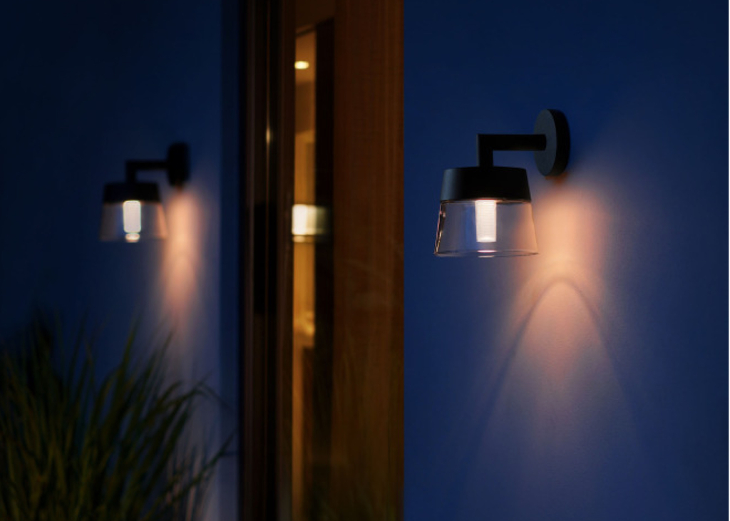 Philips Hue Attract l White and Color Ambiance l LED Smart Outdoor Wall Lantern l Luminária Arandela de Parede l Cristal Autêntico | Lança um Arco Colorido l Compatível com a Alexa, Google Assistant e Apple HomeKit | Requer a Hue Bridge - Loja do Jangão - InterBros