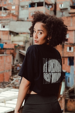 CROPPED DQPM "Da Quebrada Pro Mundo" - comprar online