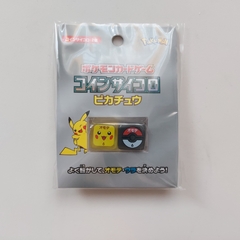 CONJUNTO COM DOIS DADOS MOEDA D6 - POKÉMON CENTER - PIKACHU e POKÉBOLA - NOVO - ORIGINAL - TCG