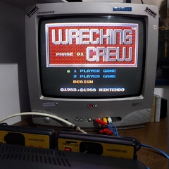 Imagem do Sharp Twin Famicom com Wrecking Crew e Super Mario Bros em disco