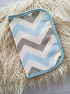 PORTA LIBRETA SANITARIA CHEVRON CELESTE