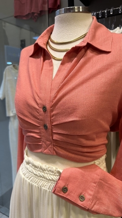 CAMISA CROPPED PREGAS - CORAL