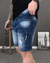 BERMUDA SLIM FIT JEANS DESTROYED ESCURA / na internet