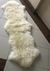 Tapete de Pele de Carneiro(Ovelha) com Lã Natural Aprox. 0,70x1,76m