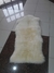 Tapete de Pele de Carneiro(Ovelha) com Lã Natural costurado 1 pele e 1/2 Aprox.1,20X0,62 Natural - comprar online