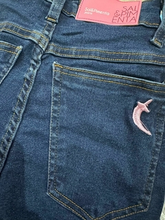 Shorts Jeans com lycra Letreiro Cintura alta Sal e Pimenta - Charmosinha Apimentada