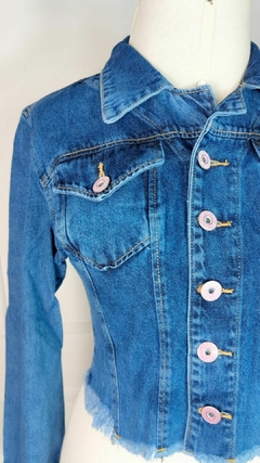 Jaqueta Cropped Jeans sem Elastano Lavagem Escura Botões Rosa Bebê (Barra Desfiada) na internet