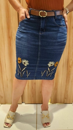 Saia Margarida Jeans Escuro Secretaria Bordada Com Cinto (Com Elastano) - Renata Schaper Boutique Moda Evangélica