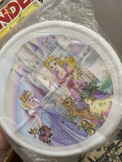 pandeiro branco com duas princesas