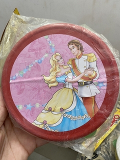 pandeiro vermelho com princesa e principe