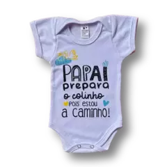 body com frase papai prepara o colinho pois estou a caminho P - comprar online