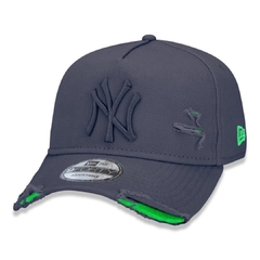 Imagem do Boné New Era 9Forty A-Frame Aba Curva Ajustável Destroyed MLB New York Yankees