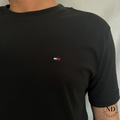 Camiseta Básica Tommy Hilfiger - ND ELEGANCE