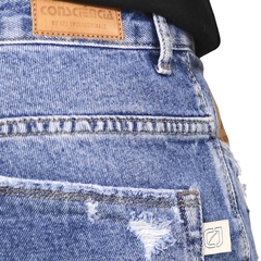 Bermuda jeans com rasgos na internet