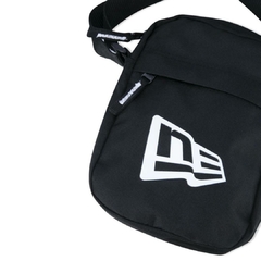 Mini Bolsa Transversal New Era Logo na internet