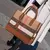 Bolsa Crossbody Xadrez versatile na internet