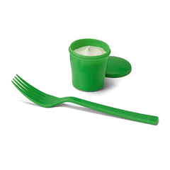 Imagem do Copo para salada personalizado confeccionado em PP com garfo e molheira.
