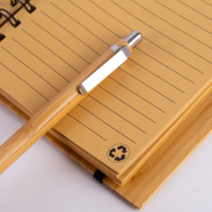 Caderno de anotação com capa de fibra de bambu e com elástico. - Mkt Brindes Personalizados 