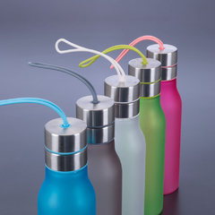 Squeeze Garrafa plástica 600 ml com filtro, alça de silicone e tampa de metal, personalizada com seu logo - comprar online