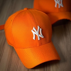 Imagem do Boné New York - Clássico - Fitinha Strapback - Laranja Logo Branco - Combina com tudo - Envio Imediato