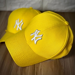 Boné New York - Clássico - Fitinha Strapback - Amarelo Logo Branco - Combina com tudo - Envio Imediato - Bonés imports - loja de bonés