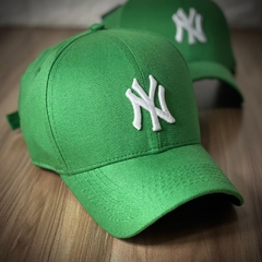 Boné New York - Clássico - Fitinha Strapback - Verde Bandeira - Combina com tudo - Envio Imediato