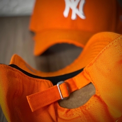 Boné New York - Clássico - Fitinha Strapback - Laranja Logo Branco - Combina com tudo - Envio Imediato - Bonés imports - loja de bonés