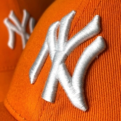 Boné New York - Clássico - Fitinha Strapback - Laranja Logo Branco - Combina com tudo - Envio Imediato - comprar online