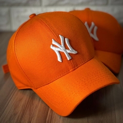 Boné New York - Clássico - Fitinha Strapback - Laranja Logo Branco - Combina com tudo - Envio Imediato