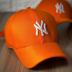 Boné New York - Clássico - Fitinha Strapback - Laranja Logo Branco - Combina com tudo - Envio Imediato na internet