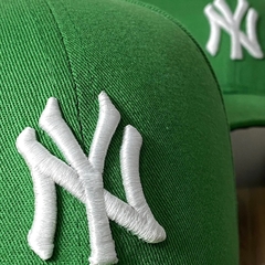 Boné New York - Clássico - Fitinha Strapback - Verde Bandeira - Combina com tudo - Envio Imediato - comprar online