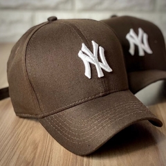 Boné New York - Clássico - Fitinha Strapback - Marrom Logo Branco - Combina com tudo - Envio Imediato