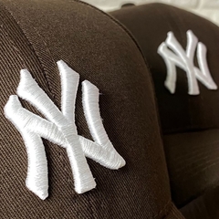 Boné New York - Clássico - Fitinha Strapback - Marrom Logo Branco - Combina com tudo - Envio Imediato - comprar online