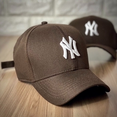 Boné New York - Clássico - Fitinha Strapback - Marrom Logo Branco - Combina com tudo - Envio Imediato na internet