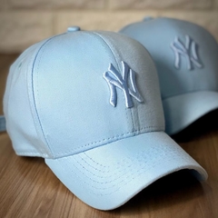 Boné New York - Clássico - Fitinha Strapback - Azul Claro Monocromático - Combina com tudo - Envio Imediato