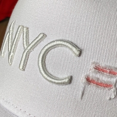 Boné HYPE - NYC DESTROYED SNAPBACK - Branco e Rosa - Original De Alta Qualidade - Ótimo encaixe - (cópia) - comprar online