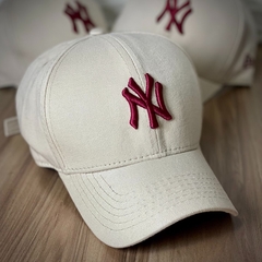 Boné Nude New York - Clássico - Fitinha Strapback - Nude Logo Vinho - Combina com tudo - Envio Imediato