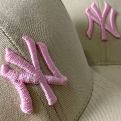 Boné Nude New York - Clássico - Fitinha Strapback - Nude Logo Rosa - Combina com tudo - Envio Imediato - comprar online